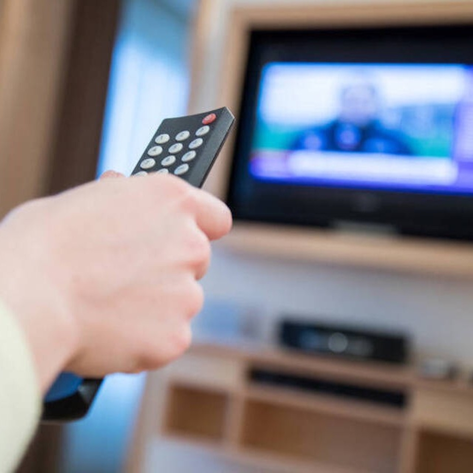 Bild eines Fernsehers, der zu Hause steht.